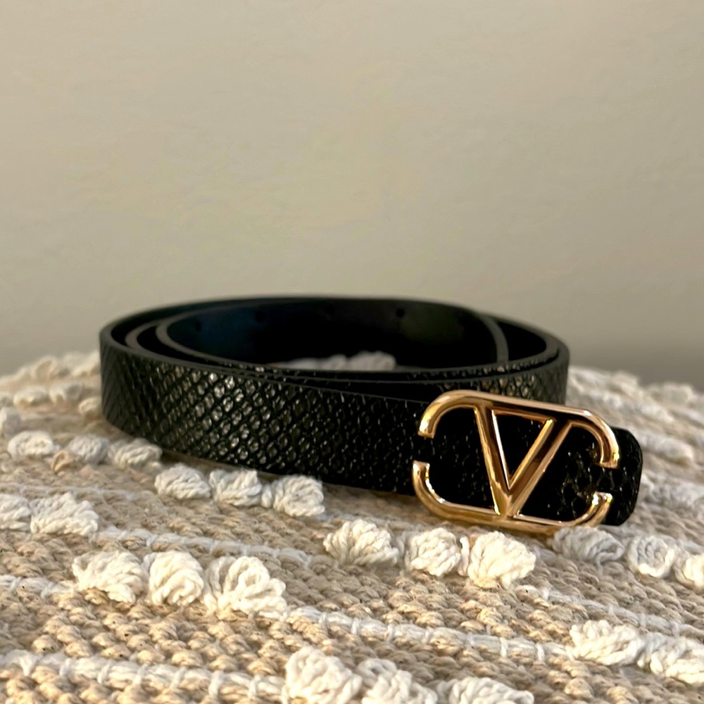 ((SOLD))Black V buckle belt